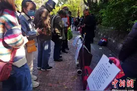 清明小长假：上海人民公园相亲角人气十足图片