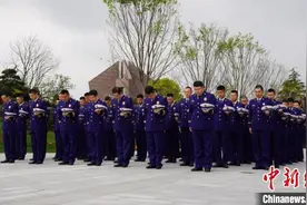 上海各界人士赴中国首座消防烈士纪念园祭扫消防英烈图片