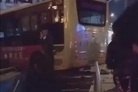 哈尔滨一公交车连撞三车，多人受伤图片