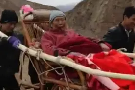 9旬奶奶被晚辈抬上山扫墓，家人：老人如果明年还想去，我们接着抬图片