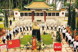 李硕勋烈士、叶挺将军后人以及游客到海南解放公园祭奠先烈图片