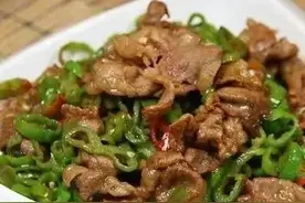 猪肉怎么炒才不柴？酒席大厨教你一招，炒好的猪肉又嫩又滑图片