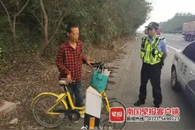 广西一男子骑共享单车上高速公路，准备骑行回老家图片