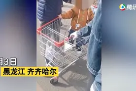 女子购物后用1元“押金”想推走推车，被拦后怒怼：1元送你买花圈图片
