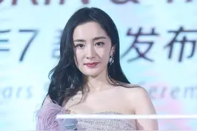 公主幂上线！杨幂穿绝美羽毛裙超“斩男”甜笑比V尽显温柔图片