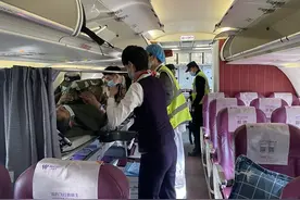 飞机上的“专属服务”！放倒9个座位给受伤乘客装担架图片
