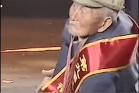 泪目！93岁抗美援朝老兵演示匍匐前进图片