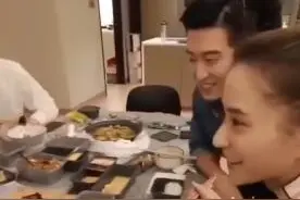 何超莲窦骁与好友聚餐撒狗粮 邓紫棋携男友出镜图片