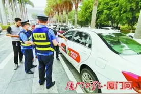 网约车司机给车辆贴车身广告在厦被查图片
