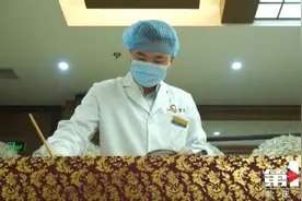 90后入殓师张浩：服务时几乎贴着遗体 看儿子被孤立很心疼图片