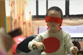 3岁萌娃蒙眼也可以精准回击发球，梦想是去国家队图片