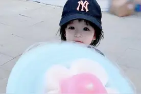 樊少皇妻子晒女儿近照 小饭兜伸舌头舔棉花糖呆萌可爱图片