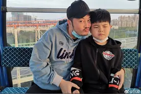 沙溢携儿子出游晒父子合照 两人搞怪做鬼脸图片