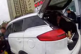 小车超载，为躲交警检查，他把老婆藏进了后备箱图片
