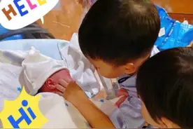 胡杏儿官宣三胎得子 晒一家五口手掌合照温馨有爱图片