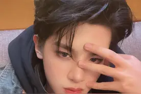 黄明昊晒帅气自拍照 用手比“3”庆祝出道三周年图片
