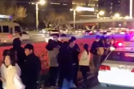 济南多处绿化带郁金香盛开 市民争相拍照交警现场维护秩序视频封面