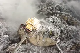 河南老君山四月飞雪 山顶“开启滤镜”视频封面
