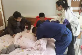 宁波一熊孩子“小弟弟”被卡拉链，蓝朋友化身外科大夫进行小手术图片