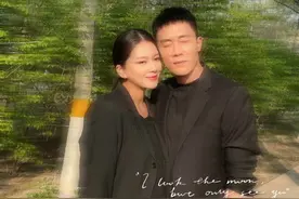 杜淳带老婆王灿出门晒太阳 穿同款西装脸贴脸超甜蜜图片