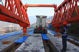一天贯通“两隧一桥”陕西镇巴至四川广安高速加速建设图片