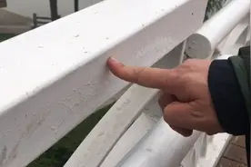 市民称郑州大桥护栏摇摇欲坠，城管接线员：将汇报处理视频封面