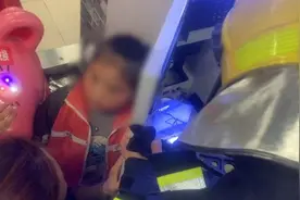 小女孩手卡游戏机不哭不闹，见到爸爸才瞬间泪奔视频封面