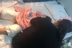 饭馆聚餐时小朋友转动玻璃盘弄倒水壶，同桌三岁女童被严重烫伤图片