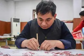 “武汉剪纸”传承人毛明月，一把刻刀几张红纸记录百年党史图片