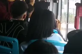 淄博：他敢在公交车上耍流氓！乘客们该出手时齐出手图片