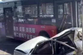 疑似失控？沈阳一公交车先撞轿车又撞厢货，致1人死亡，2人受伤图片