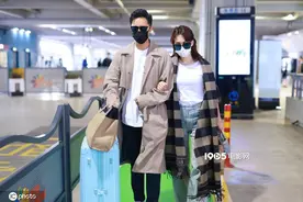 卢靖姗接机韩庚恩爱互动 摸脸杀+靠肩杀=甜齁了图片