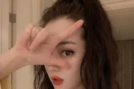迪丽热巴晒可爱自拍 对镜卖萌大眼电力十足图片