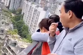 吃瓜群众？男生接女朋友下课，被爸妈亲戚趴阳台围观图片