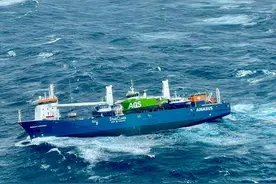 载350公吨重油，荷兰货船遇风暴恐倾覆，12名船员跳海逃生图片