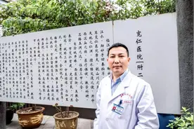 重医二院·聚焦砥柱｜第3期 李洋：“一刀除”的外科医生，手中有刀心中有爱图片