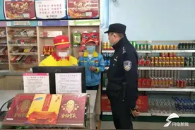 司机加油忘付钱 德州民警调阅监控帮店员讨回图片