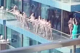 多名女子在阳台拍裸照震惊阿联酋，后续来了图片