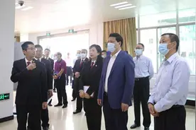 深圳市委常委、政法委书记余新国到龙岗法院坂田法庭调研政法队伍教育整顿工作图片