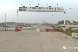 女子开卡丁车导致肋骨和盆骨骨折，回忆可怕经历：刹车失灵、方向盘失控图片
