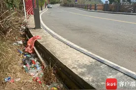 三亚“网红公路”太阳湾路旁垃圾遍地 旅游人士呼吁文明旅游图片