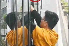 把猥亵男塞回车中的侠义小伙找到了！还被授予阿里巴巴正能量奖图片