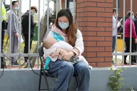 上海松江发挥逾46万注册志愿者的优势，服务百姓进行疫苗接种图片