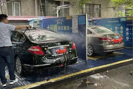不到10元洗部车：自助洗车受青睐图片