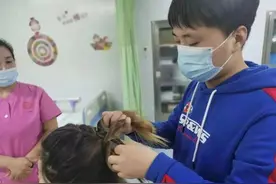 产房“撒狗粮”，在待产室为孩他妈辫个漂亮发型，共同迎接宝宝图片