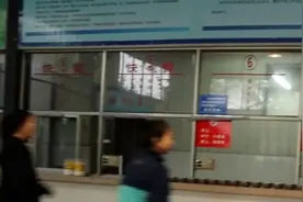 高三老师每天为全班学生打饭：陪他们冲刺高考前的60天视频封面