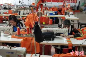通讯：助力乡村振兴 内蒙古六旬老人办服装厂图片