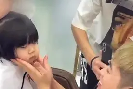3岁萌娃剪头发睡着 三名店员全程VIP服务！网友：真正小咪妹视频封面
