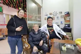 男子回乡扫墓见孤单父亲嚎啕大哭，已接其父到温州一起生活图片