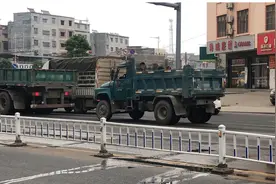 【一线微观】险！拖拉机违法载人，交警及时处置图片